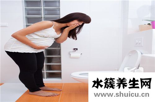 女生嘔吐