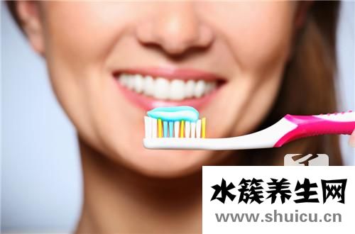 用鹽刷牙