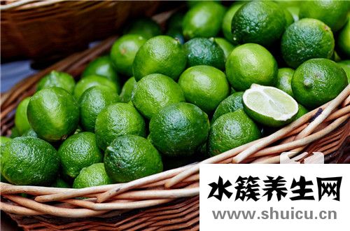 喝檸檬水