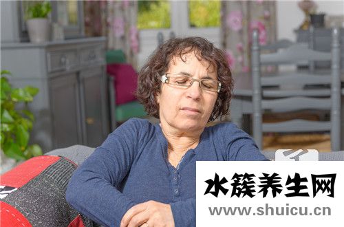 老人頭暈嘔吐