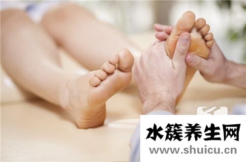 腳指甲凹凸不平