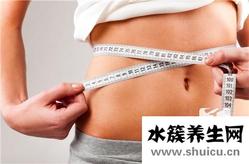 女生不胖但是小腹突出