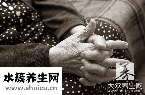 手指關節褶皺處發黑