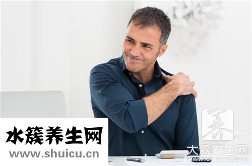 一動肩膀骨頭就咯噔響