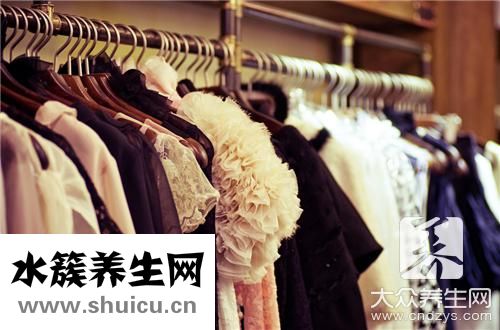 牛仔褲挽褲腳