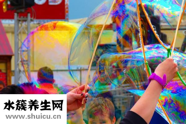 尷尬的意思