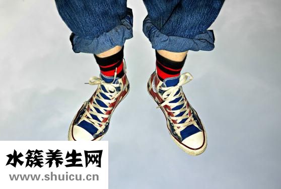 怎么踢毽子