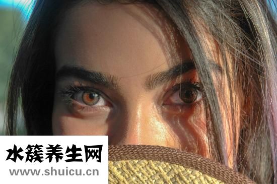 摘隱形眼鏡