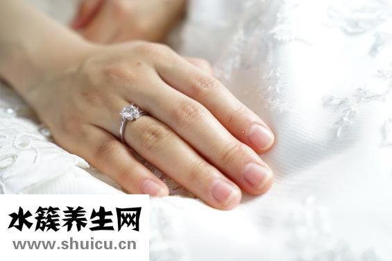 無名指帶戒指
