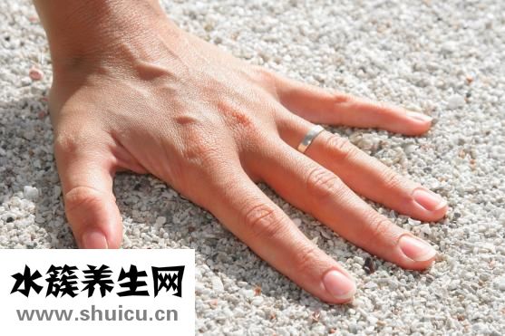小手指發麻