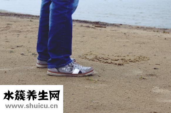 扭傷腳怎么辦