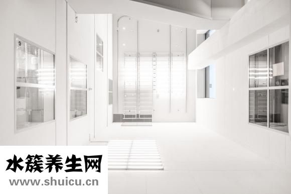李銳臉怎么了