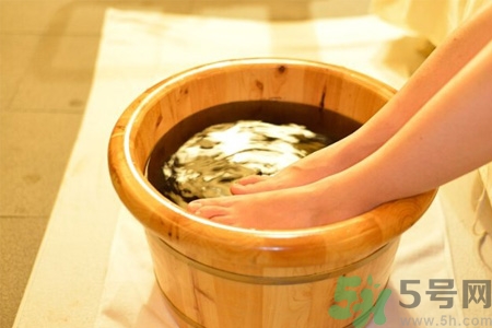 月子里艾草泡腳可以天天泡嗎（艾草泡腳可以天天泡嗎）