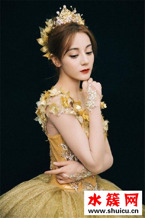 迪麗熱巴摔倒