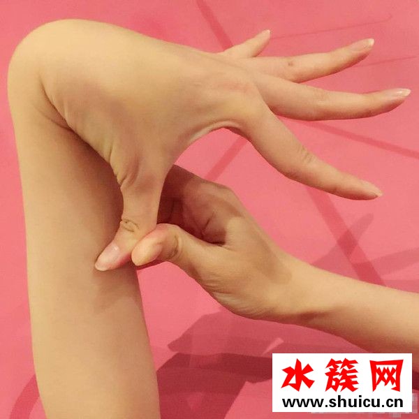 唐嫣再現軟骨功！腦袋深入雙腿間柔韌度驚人 好身材的女明星