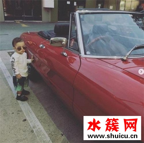 周杰倫與兒子散步