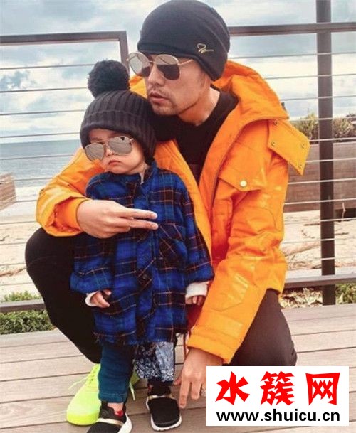 周杰倫與兒子散步