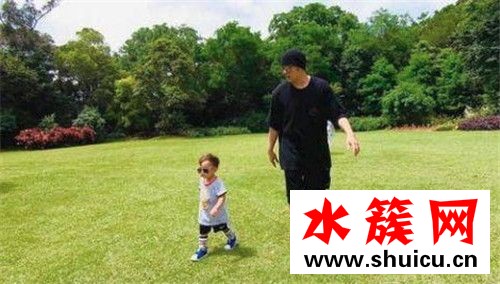 周杰倫與兒子散步